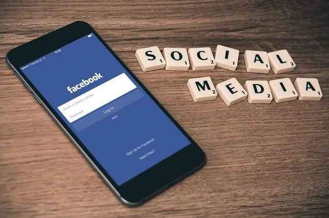 Czy kolejność znajomych na Facebooku jest przypadkowa?