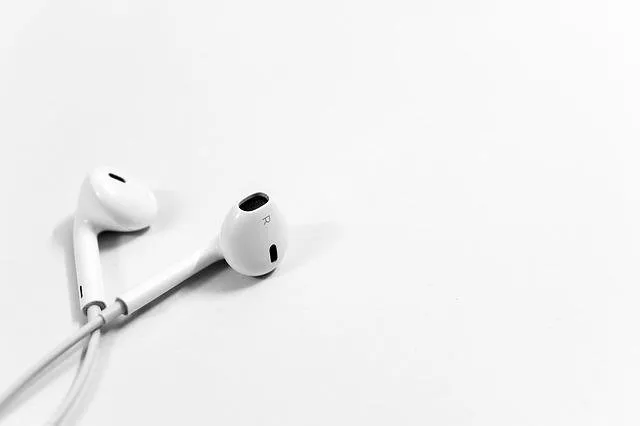 Jak ładować słuchawki bezprzewodowe - kabel USB i etui